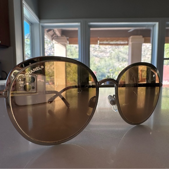 100% Authentic Chanel gold mirror aviator sunglasses with case - Picture 5 of 6